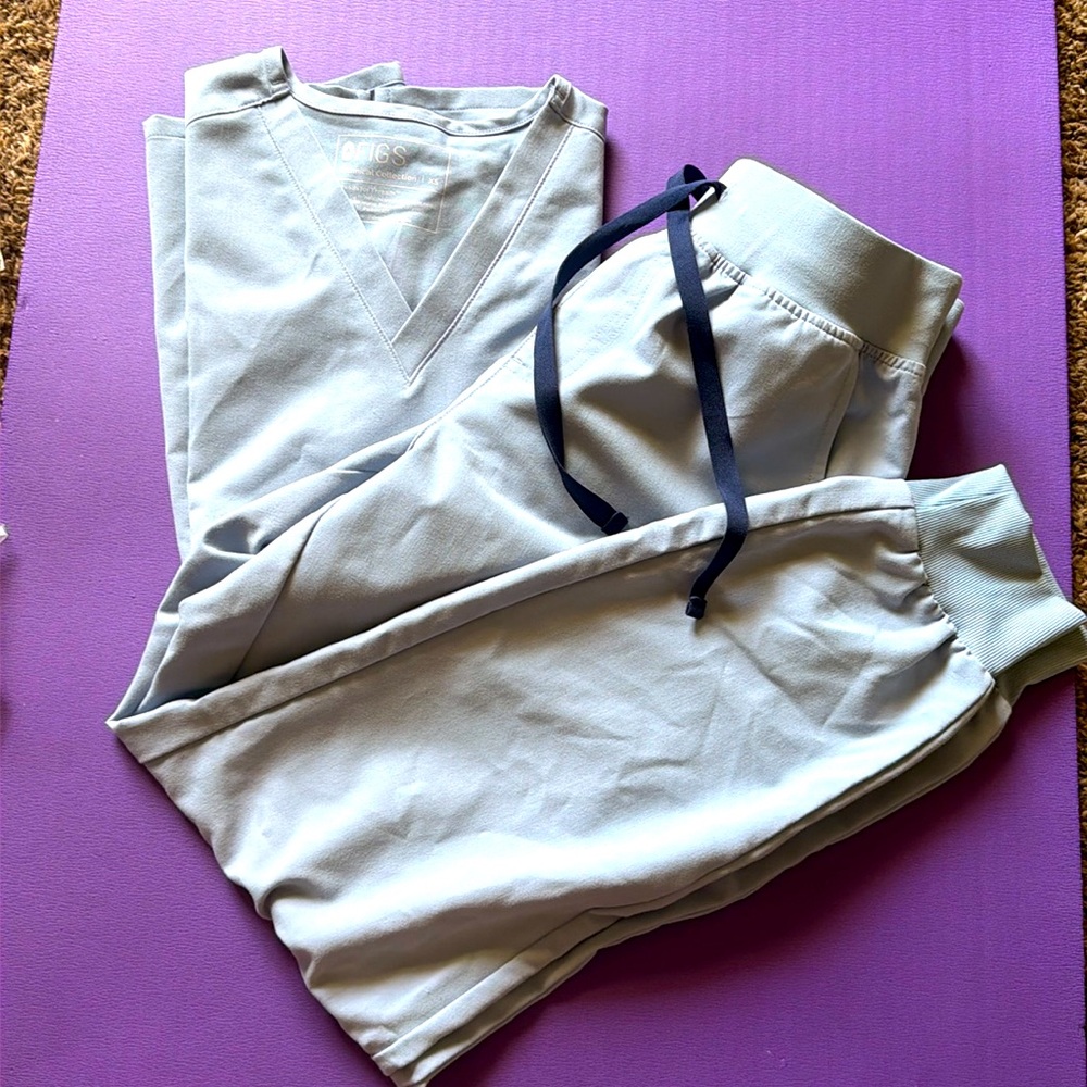 Dusty blue color figs srubs xsmall catarina top and small zamora bottoms